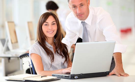 Adulte préparant une note de synthèse